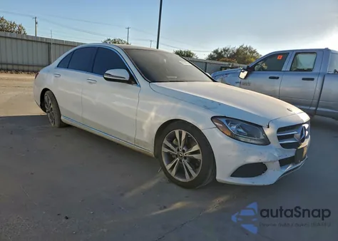 2018 Mercedes-Benz C 300 z USA, uszkodzony, nr VIN 55SWF4JB7JU264561